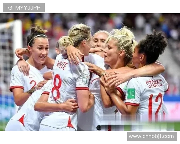 足球星空下的女性人物传奇璀璨，耀眼光芒照亮梦想与激情的赛场